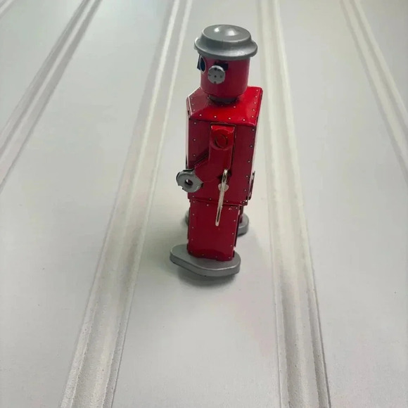 VINTAGE REAR CDW WIND-UP WALKING TIN ROBOT TOY -- works - Picture 6 of 15